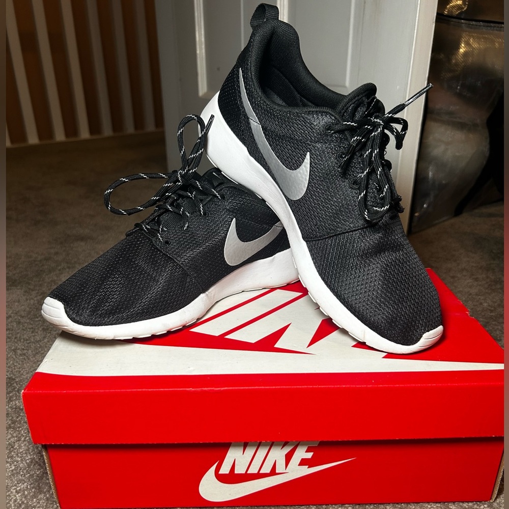 Nike Women's Black and White Roshe One’s